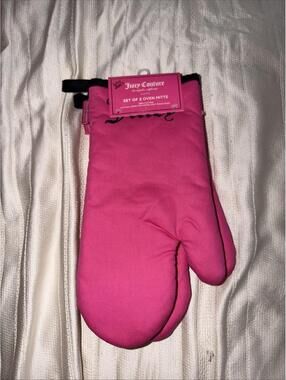 New Juicy Couture Set Of 2 Oven Mitts In Pink